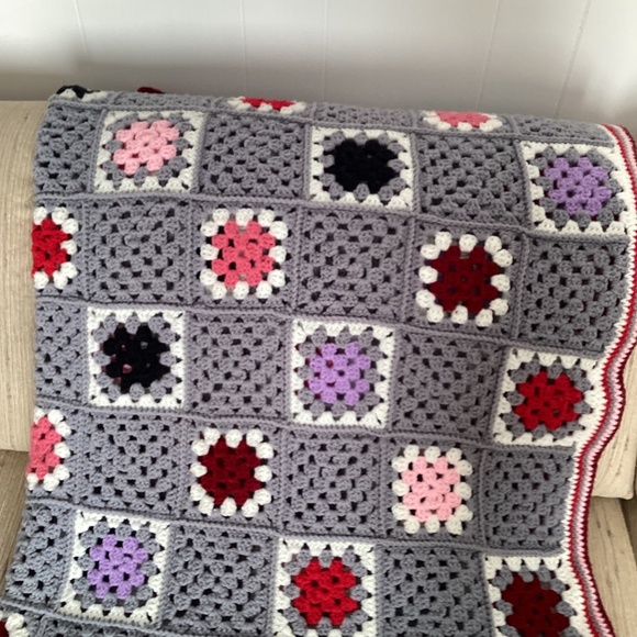 Vintage New Handmade Gray Multi Color Granny Square Afghan - Picture 9 of 10